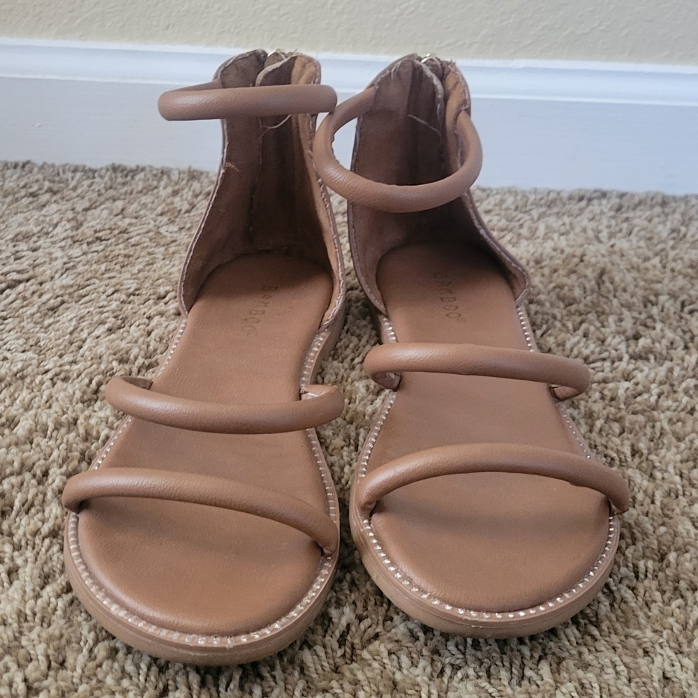 Tan flat opentoe sandals